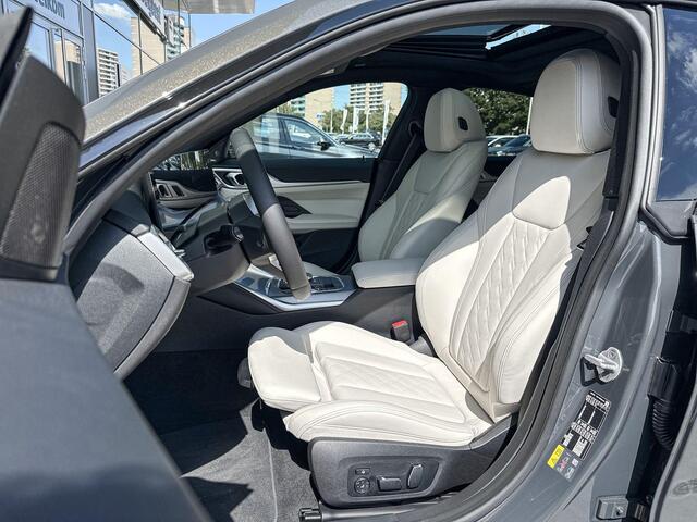 BMW i4 eDrive35 M-Sport / Stoelverwarming / Getinte Ramen / Parking Assistant Plus / Driving Assistant / Head Up Display