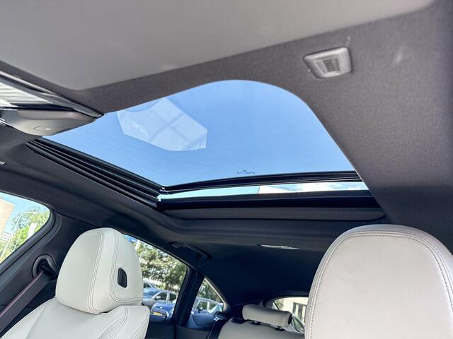 BMW i4 eDrive35 M-Sport / Stoelverwarming / Getinte Ramen / Parking Assistant Plus / Driving Assistant / Head Up Display