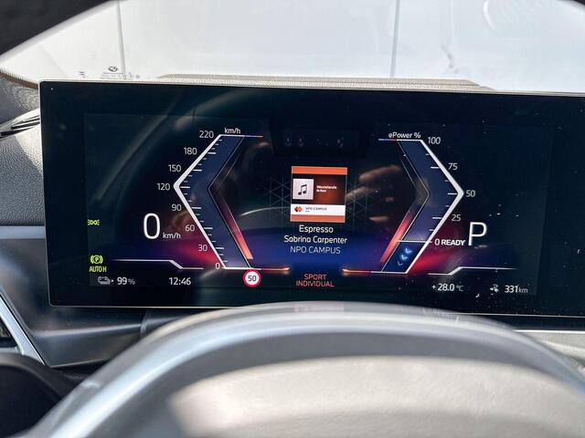 BMW i4 eDrive35 M-Sport / Stoelverwarming / Getinte Ramen / Parking Assistant Plus / Driving Assistant / Head Up Display