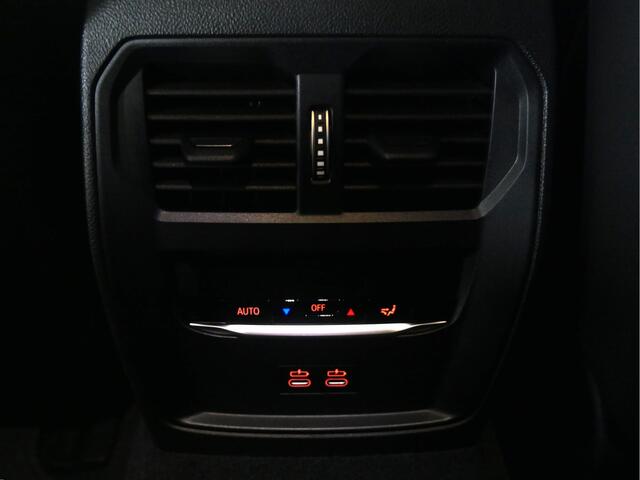 BMW i4 eDrive35 M Sport / Schuif-kanteldak / M Sportstoelen / Adaptieve LED / Parking Assistant Plus / Comfort Access / Stoelverwarming