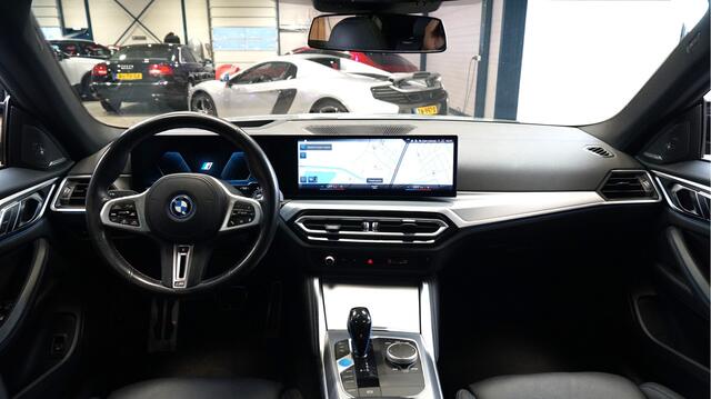 BMW i4 Gran Coupé M50 84 kWh LASER LICHT + OPEN DAK + PERFORMANCE STOELEN IN LEDER + HARMAN&KARDON + STOEL-&STUURVERWARMING + DRIVING ASSISTENT PRO + KEYLESS ENTRY&GO + LIVE COCKPIT PRO + SHADOWLINE GLOSS + 360 CAMERA + PARKASSISTENT + 19" LM-VELGEN!!