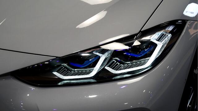 BMW i4 Gran Coupé M50 84 kWh LASER LICHT + OPEN DAK + PERFORMANCE STOELEN IN LEDER + HARMAN&KARDON + STOEL-&STUURVERWARMING + DRIVING ASSISTENT PRO + KEYLESS ENTRY&GO + LIVE COCKPIT PRO + SHADOWLINE GLOSS + 360 CAMERA + PARKASSISTENT + 19" LM-VELGEN!!