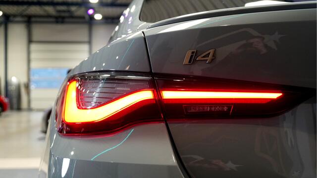 BMW i4 Gran Coupé M50 84 kWh LASER LICHT + OPEN DAK + PERFORMANCE STOELEN IN LEDER + HARMAN&KARDON + STOEL-&STUURVERWARMING + DRIVING ASSISTENT PRO + KEYLESS ENTRY&GO + LIVE COCKPIT PRO + SHADOWLINE GLOSS + 360 CAMERA + PARKASSISTENT + 19" LM-VELGEN!!