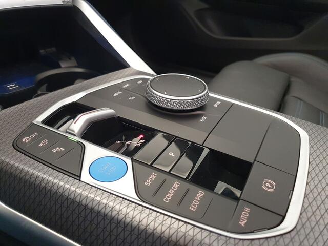BMW i4 eDrive40 M-Sport 84 kWh Panoramadak, M-Sportstoelen, 360° Camera