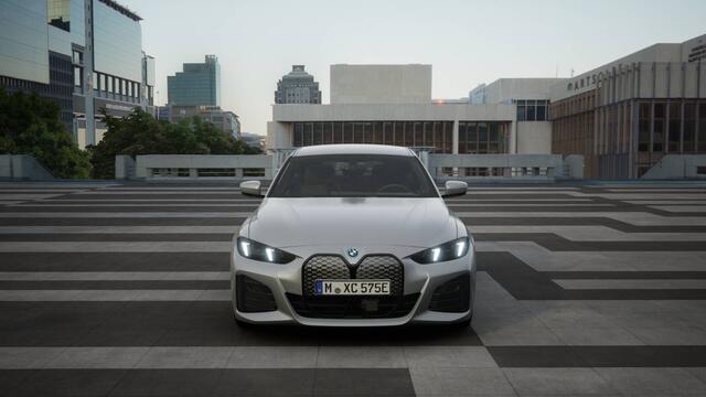BMW i4 eDrive35 M Sport / Adaptieve LED / Active Cruise Control / Comfort Access / Parking Assistant / Live Cockpit Plus / Stoelverwarming