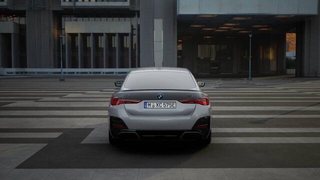 BMW i4 eDrive35 M Sport / Adaptieve LED / Active Cruise Control / Comfort Access / Parking Assistant / Live Cockpit Plus / Stoelverwarming