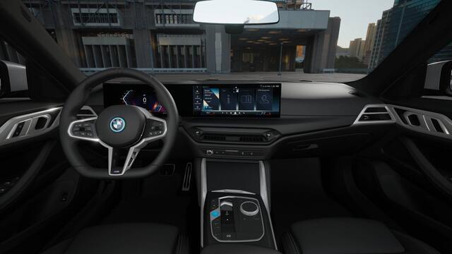 BMW i4 eDrive40 Gran Coupé M Sport / Adaptieve LED / Comfort Access / Active Cruise Control / Parking Assistant / Stuurverwarming