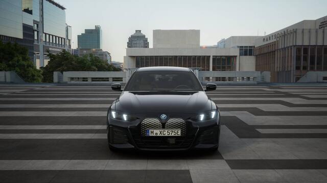 BMW i4 eDrive40 M Sport / Adaptieve LED / Active Cruise Control / Comfort Access / Stoelverwarming / Parking Assistant / Live Cockpit Plus