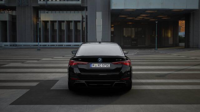 BMW i4 eDrive40 M Sport / Adaptieve LED / Active Cruise Control / Comfort Access / Stoelverwarming / Parking Assistant / Live Cockpit Plus