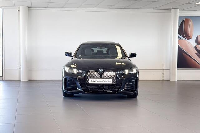 BMW i4 eDrive40 | M Sport | Stoelverwarming | Glazen Schuif-/kanteldak | Achteruitrijcamera |