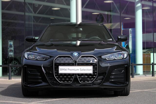 BMW i4 eDrive35 High Executive M Sport / Schuif-kanteldak / Trekhaak / Stoelverwarming / Active Cruise Control / Parking Assistant / Live Cockpit Professional / Stuurverwarming