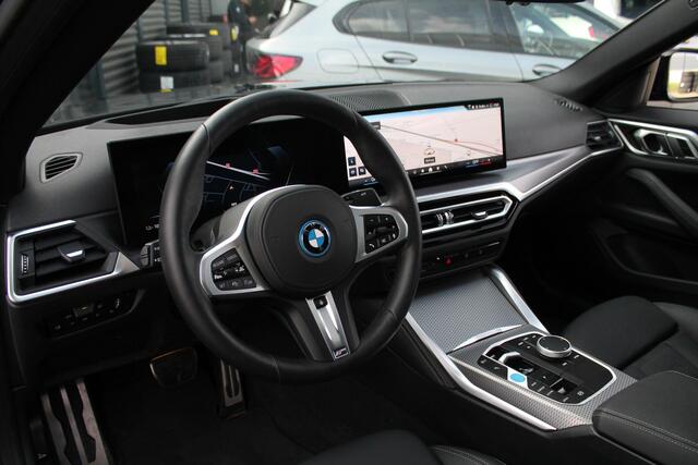 BMW i4 eDrive35 High Executive M Sport / Schuif-kanteldak / Trekhaak / Stoelverwarming / Active Cruise Control / Parking Assistant / Live Cockpit Professional / Stuurverwarming