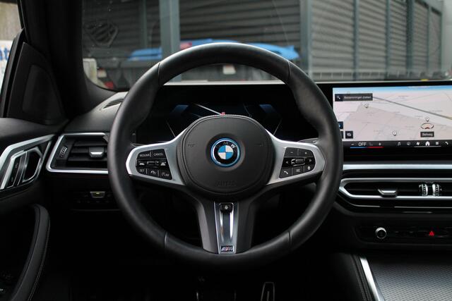 BMW i4 eDrive35 High Executive M Sport / Schuif-kanteldak / Trekhaak / Stoelverwarming / Active Cruise Control / Parking Assistant / Live Cockpit Professional / Stuurverwarming