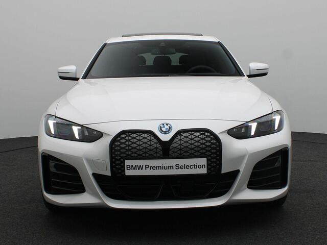 BMW i4 eDrive35 M Sportpakket Pro | Comfort Pack | Stuurwielrand Verwarmd | Trekhaak | Schuif-/ Kanteldak | DAB | HiFi | 19''