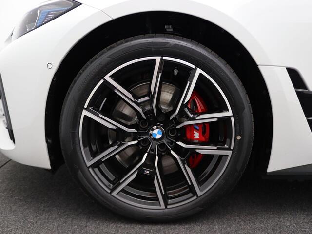 BMW i4 eDrive35 M Sportpakket Pro | Comfort Pack | Stuurwielrand Verwarmd | Trekhaak | Schuif-/ Kanteldak | DAB | HiFi | 19''