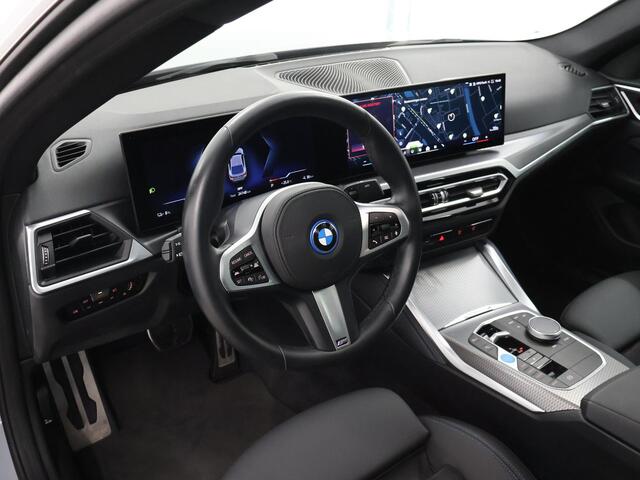 BMW i4 eDrive40 84 kWh M-Sport | Schuif/Kanteldak | Trekhaak Ele.wegklapbaar | Sportstoelen | LED | Ele.kofferdeksel | Adaptieve Cruise Control | Navigatie | Camera |