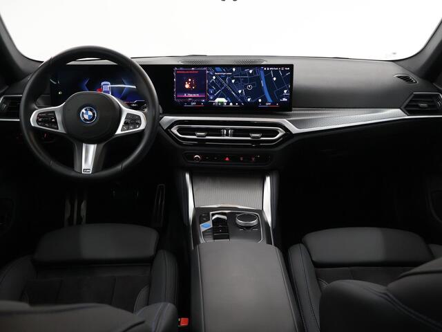 BMW i4 eDrive40 84 kWh M-Sport | Schuif/Kanteldak | Trekhaak Ele.wegklapbaar | Sportstoelen | LED | Ele.kofferdeksel | Adaptieve Cruise Control | Navigatie | Camera |