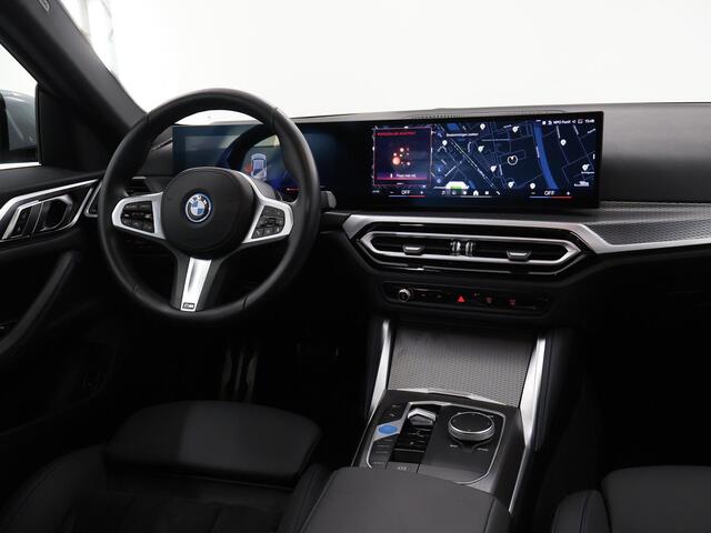 BMW i4 eDrive40 84 kWh M-Sport | Schuif/Kanteldak | Trekhaak Ele.wegklapbaar | Sportstoelen | LED | Ele.kofferdeksel | Adaptieve Cruise Control | Navigatie | Camera |