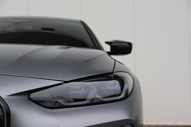 BMW i4 M50 High Executive Model M Sport / Harman Kardon / Schuif-Kanteldak / 20" LMV / M-Sportstoelen / Co-Pilot Pack / Stoelverwarming / Stuurwielrandverwarming