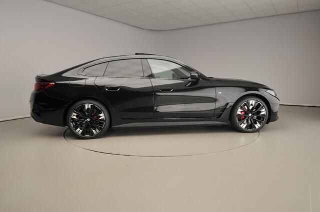 BMW i4 eDrive40 M-Sportpakket Pro / Trekhaak / Schuifdak / Leder / Driving assist prof / Harman-Kardon / M Sportstoelen / Alu wielen 20 inch