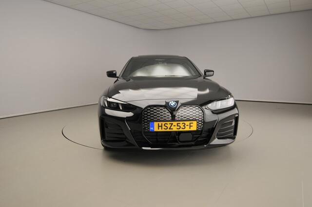 BMW i4 eDrive40 M-Sportpakket Pro / Trekhaak / Schuifdak / Leder / Driving assist prof / Harman-Kardon / M Sportstoelen / Alu wielen 20 inch