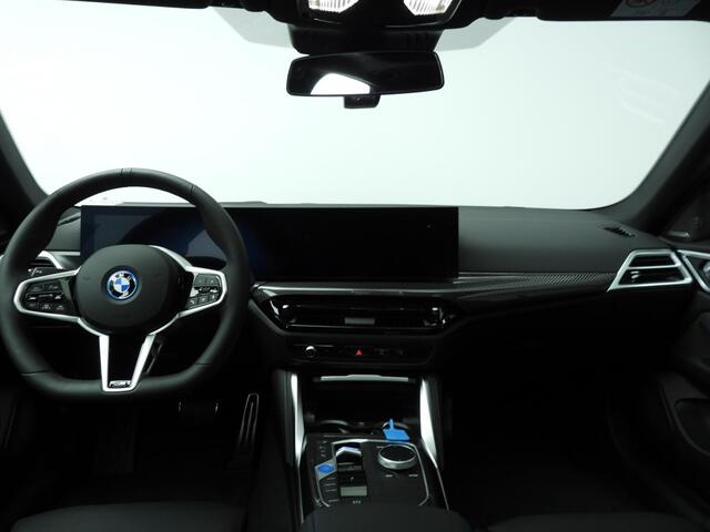 BMW i4 eDrive40 M-Sportpakket Pro / Trekhaak / Schuifdak / Leder / Driving assist prof / Harman-Kardon / M Sportstoelen / Alu wielen 20 inch