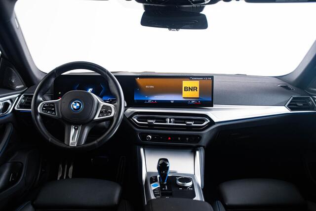 BMW i4 eDrive40 High Executive 84 kWh M Sport - Trekhaak - Parking/Driving Assistant - Comfort Access - Harman Kardon - Elektrisch verwarmde stoelen - Stuurwielrand verwarmd - Getinte Ruiten - Adaptief M Onderstel -