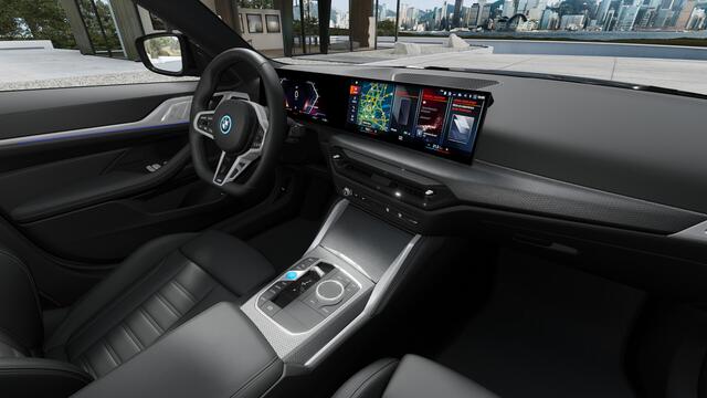 BMW i4 eDrive40 Gran Coupé M Sport / Schuif-kanteldak / Active Cruise Control / Achteruitrijcamera / Parking Assistant / Comfort Access / Adaptieve LED
