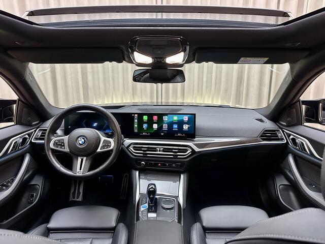BMW i4 M50 84 kWh *M-Sport* Schuif/Kantel dak / Carbon / LASER LED / HUD / Harman Kardon / 360 Camera / Elek. Trekhaak / Org.NL!
