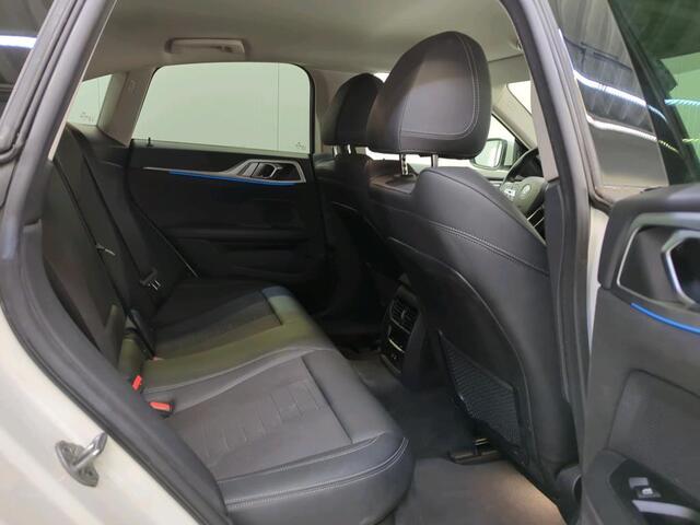 BMW i4 eDrive40 84 kWh | Trekhaak | Navi | Camera |