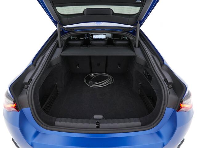 BMW i4 M50 M-Sportpack High Executive 84 kWh [ 3-Fase ] {SOH-97%} (INCL-BTW) *HEAD-UP | LASER-LED | LUXURY-LEATHER | HARMAN/KARDON | ADAPTIVE-CRUISE | BLIND-SPOT | TOP-VIEW | HEATED-SPORTSEATS | DAB+ | WIDE-COCKPIT | AMBIENT-LIGHT | NAVI-FULLMAP | 19