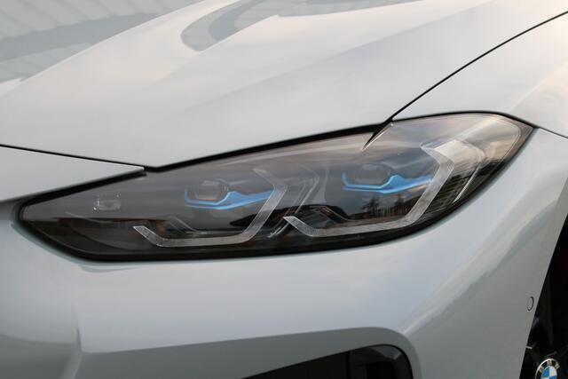 BMW i4 M50 High Executive 84 kWh | Incl. 12 maanden garantie | Assisted driving | Climate control | 360° camera | Uitklapbare trekhaak | Stoel/stuurverwarming | Head-up display | Schuif/kantel dak |