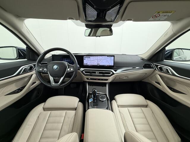 BMW i4 eDrive40 340pk High Executive 84 kWh SOH 99% Pano-Dak/Hefdak SportSt+Leer+(Stuur+)Verwarmd 360°Camera Adaptive-Cruise+s&go Park-Assist-plus HUD LASER-LED Bordherk. Live-Cockpit-Pro Apple-Android Carplay Smartphone-entry Semi-Autopilot Drive-Assist-pro Act