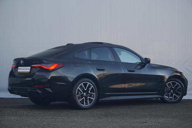 BMW i4 eDrive40 M Sportpakket 18'' / Head-Up Display / Parking Assistant Plus / Schuif-/kanteldak / Trekhaak