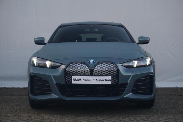 BMW i4 eDrive35 M Sportpakket Pro 20'' / Schuif-/kanteldak / Active Cruise Control / Stuurwielrand verwarmd / Trekhaak