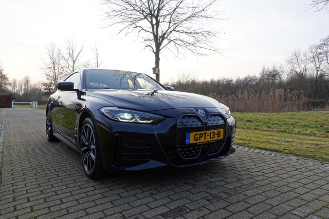 BMW i4 eDrive35 High Executive 70 kWh | Harman Kardon | Head-Up | LED | Schuif/Kanteldak | Adaptive Cruise | Leder |