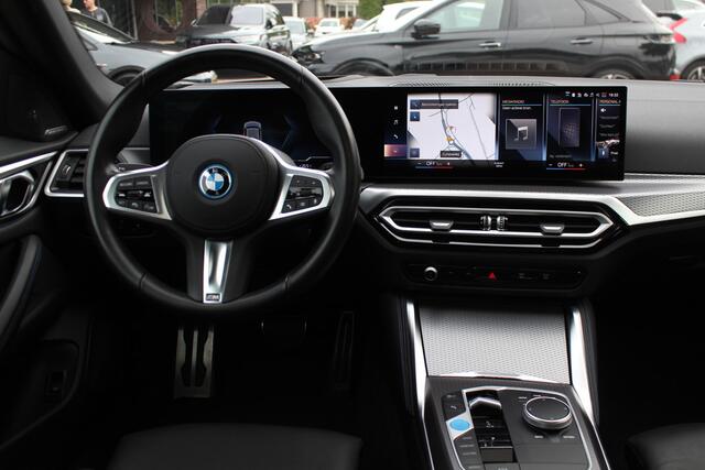 BMW i4 eDrive40 High Executive 84 kWh / Trekhaak / 360Camera / Head-up / Leder / 19'' / Navigatie / Stoelverwarming / DAB / Cruise Control