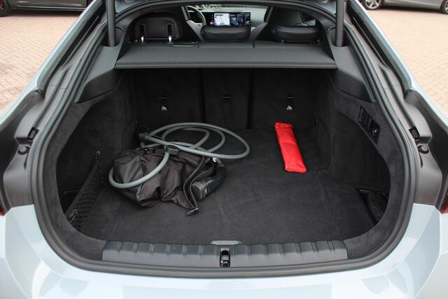 BMW i4 eDrive40 High Executive 84 kWh / Trekhaak / 360Camera / Head-up / Leder / 19'' / Navigatie / Stoelverwarming / DAB / Cruise Control