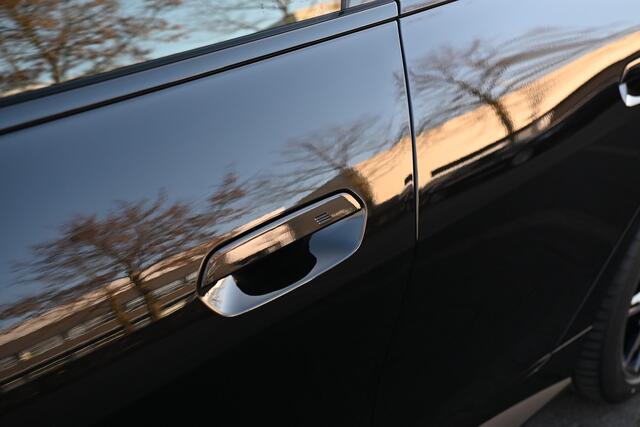 BMW i4 eDrive35 Gran Coupé M Sport / Active Cruise Control / Comfort Access / Parking Assistant / Stoelverwarming / Widescreen Display / Live Cockpit Plus