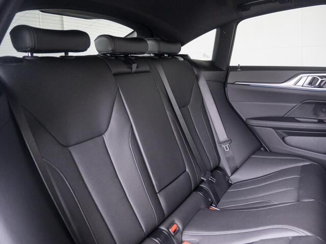 BMW i4 eDrive35 | M Sportpakket | Comfort Pack | Stuurwielrand verwarmd | Comfort Access | Achteruitrijcamera | Schuif-/kanteldak | Stoelverwarming