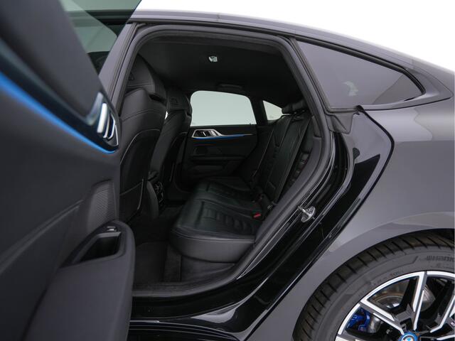 BMW i4 eDrive40 High Executive 84 kWh M-Sportpack [ 3-Fase ] {SOH-93%} (INCL.BTW) Aut *LEATHER | HEAD UP | FULL-LED | HIFI-SOUND | CRUISE | WIDESCREEN-COCKPIT | DAB+ | CAMERA | AMBIENTLIGHT | CARPLAY | HEATED-SPORTSEATS | PRIVACY-GLASS | 19''ALU*