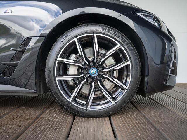 BMW i4 eDrive40 | M Sport | Stoelverwarming | Schuif-/kanteldak | Active Cruise Control | Parking Assistant Plus | 19''