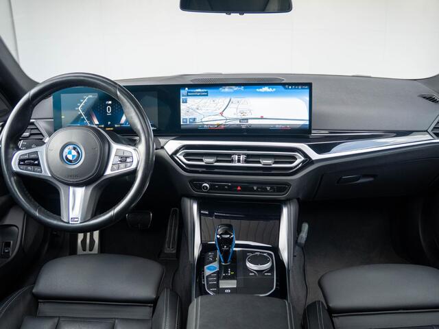 BMW i4 eDrive40 | M Sport | Stoelverwarming | Schuif-/kanteldak | Active Cruise Control | Parking Assistant Plus | 19''