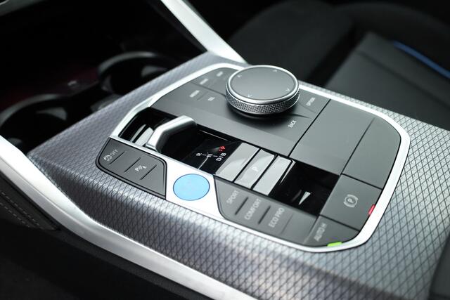 BMW i4 eDrive40 M Sport Pro 84 kWh | S/K-Dak | Elek. Trekhaak | Shadowline | Widescreen | Adapt. Cruise | Camera+PDC | Memory | Stoel-Stuurverw. | Nav+App.Connect V