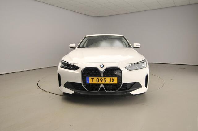 BMW i4 Gran Coupé eDrive40 | LED | Leder | HUD | Sportstoelen | Stoelverwarming | Achteruitrijcamera | DAB | Alu 17 inch