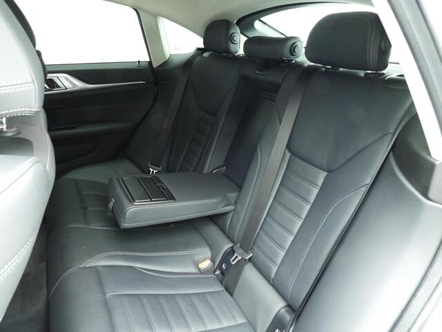 BMW i4 Gran Coupé eDrive40 | LED | Leder | HUD | Sportstoelen | Stoelverwarming | Achteruitrijcamera | DAB | Alu 17 inch