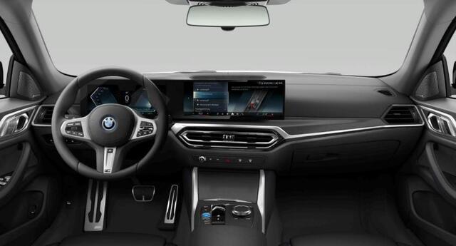 BMW i4 eDrive40 84 kWh M Sport - Harman Kardon - Getinte Ruiten - BMW Laserlight - Stuurwielrand verwarmd - Elektrisch verwarmde voorstoelen - Comfort Access -