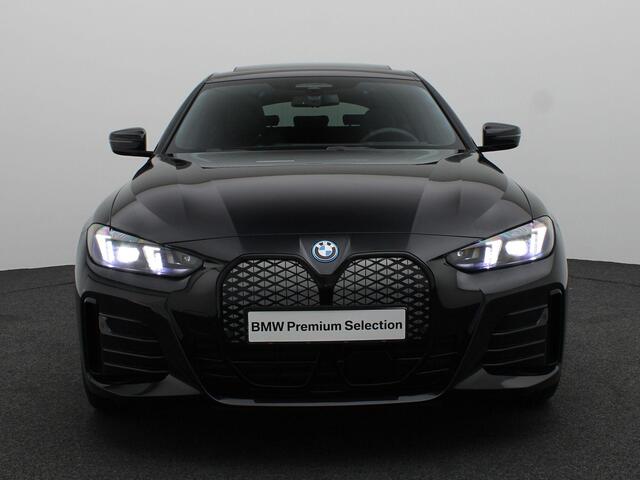 BMW i4 eDrive35 M Sport Edition | Innovation Pack | Comfort Pack | Stuurwielrand Verwarmd | Trekhaak | Schuifdak | Driving Assistant Professional | Harman Kardon | 19''