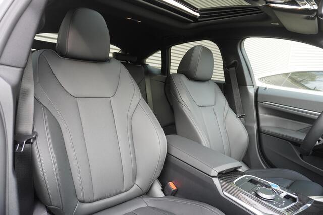 BMW i4 eDrive35 M Sportpakket | Comfort Pack | Stuurwielrand verwarmd | Trekhaak met elektrisch wegklapbare kogel | Elektrisch bediend glazen schuif-/kanteldak | Extra getint glas