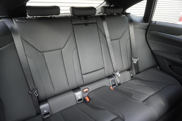 BMW i4 eDrive35 M Sportpakket | Comfort Pack | Stuurwielrand verwarmd | Trekhaak met elektrisch wegklapbare kogel | Elektrisch bediend glazen schuif-/kanteldak | Extra getint glas